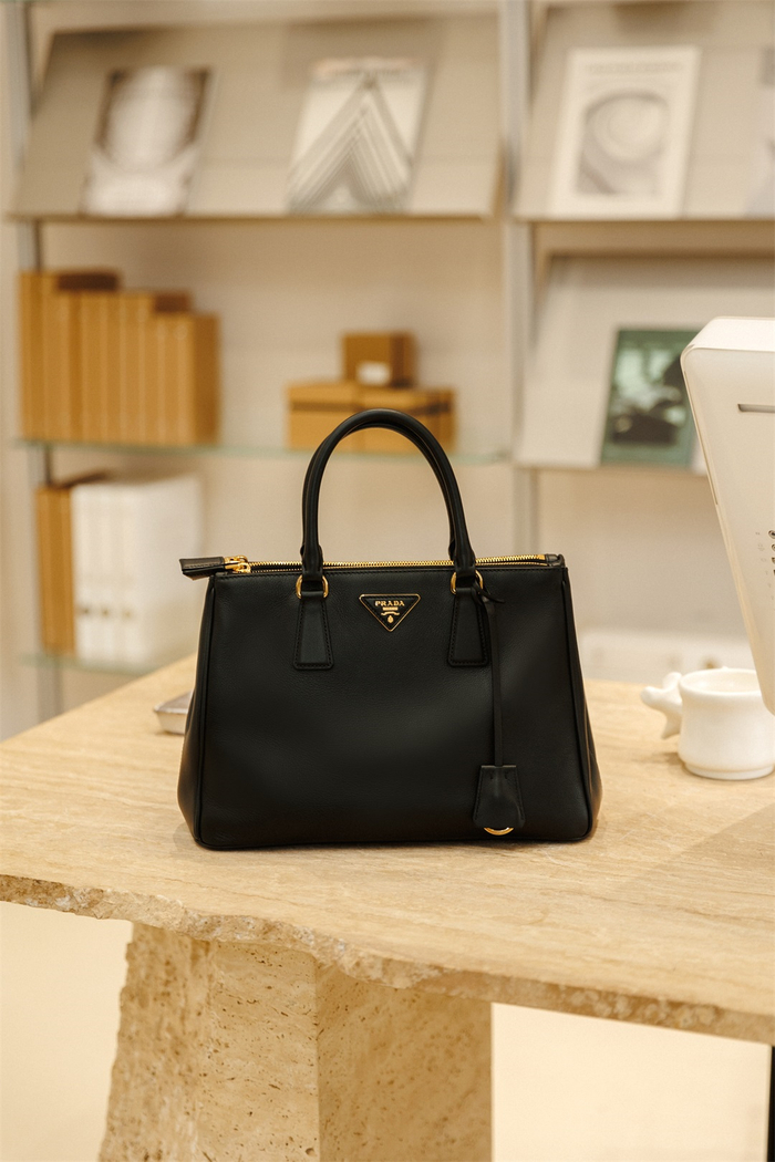 这个到处断货的包,真的好背!|prada|包包_新浪新闻