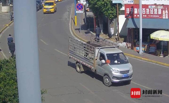邓女士偶遇载有毛驴的车,怀疑自家毛驴被盗图据西区公安肖雷 封面新闻