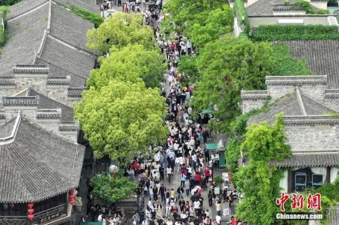  资料图为5月3日，游客们在南京门东老街上游玩。（无人机照片）中新社记者 泱波 摄