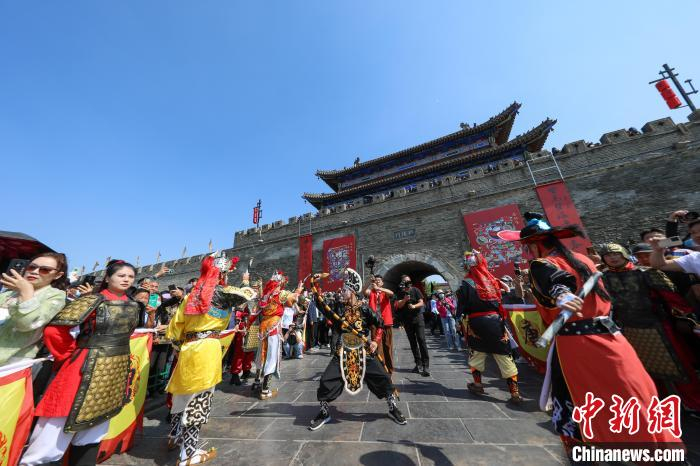 河南商丘举办忠烈文化交流活动  肘歌"碰撞"英歌舞