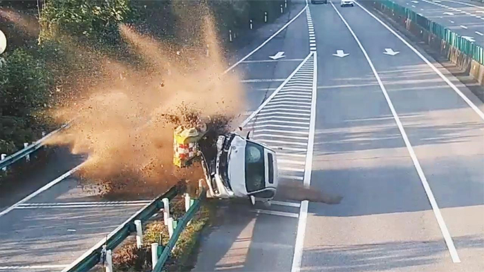 男子高速公路开车时喝水分心直接冲向防撞沙桶当场翻车