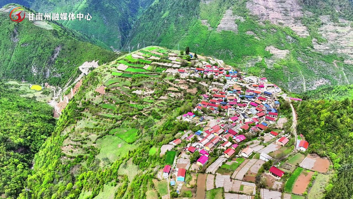 甘南舟曲的山村青山翠绿欲滴碧水潺潺如歌