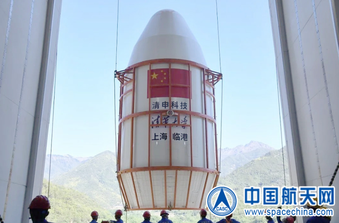 整流罩吊装（张曼 摄）