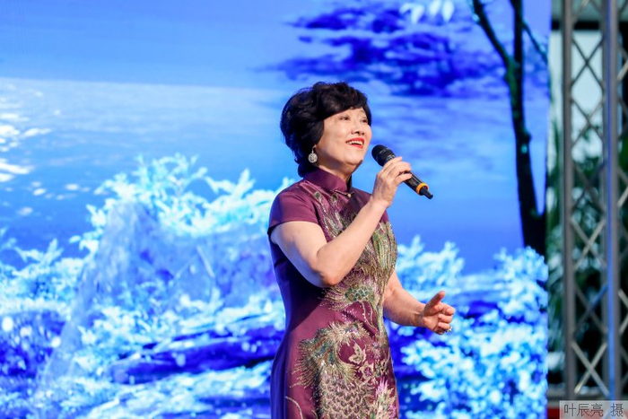 演出压轴环节,全体演员共同演唱了上海白玉兰戏剧表演艺术奖主题歌