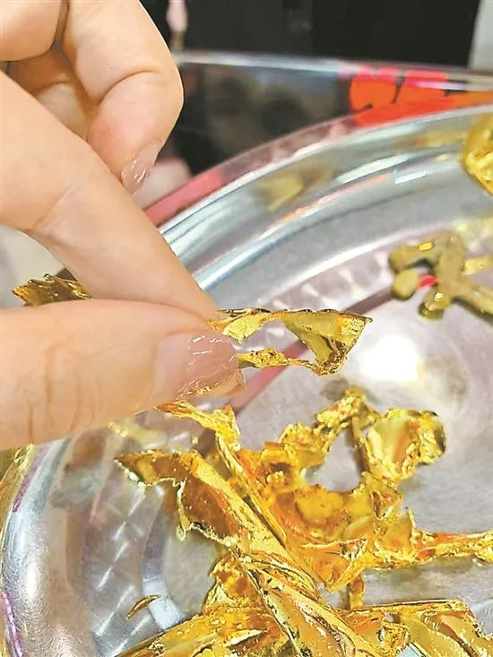 陈女士手中被烧化的金饰 图/受访者提供