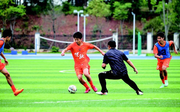 浏阳足球少年问鼎全国冠军