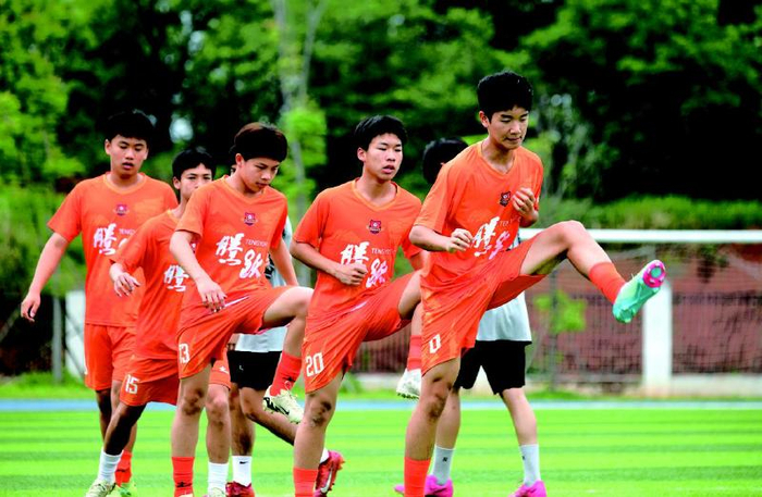 浏阳足球少年问鼎全国冠军