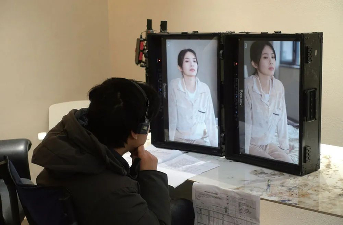 2024年3月14日，浙江金华，横店影视城，一位影视工作者使用竖屏监视器导戏