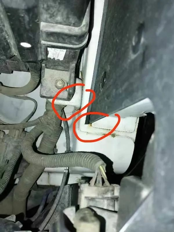 以上为陈女士提供的车辆返锈照片