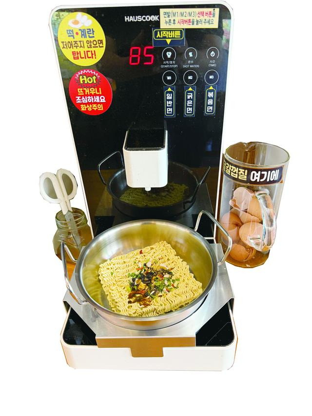 店内的自助煮面机 莽九晨 摄