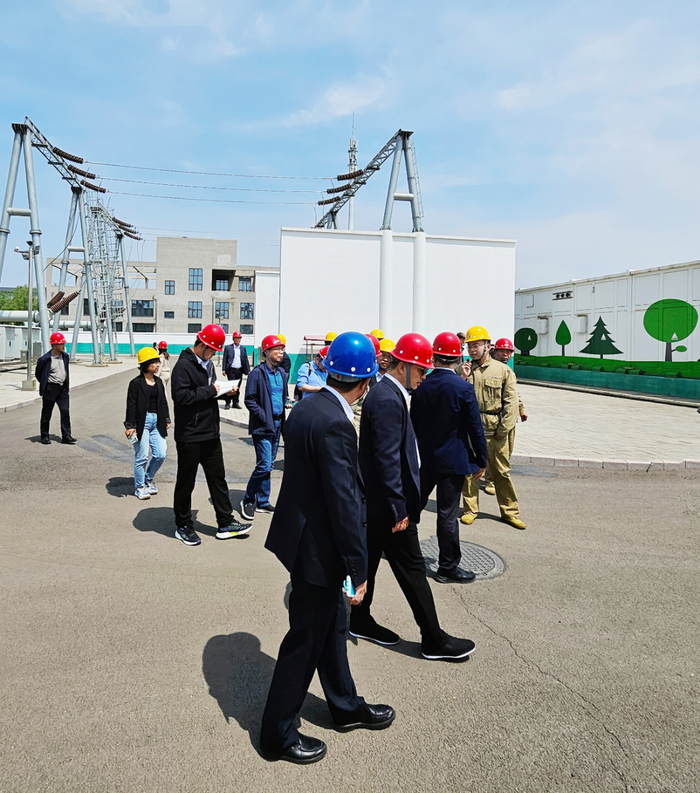 ▲调研组在普惠110kV变电站进行实地参观