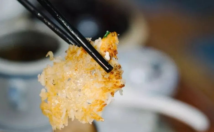 渐渐形成几个分支:一种是依循传统的老店,比如民国菜饭老字号"美味斋"