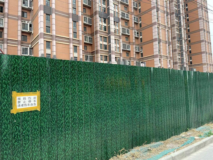 该完工未完工,围挡遮门影响生意——挡门脸的铁皮啥时能拆除?