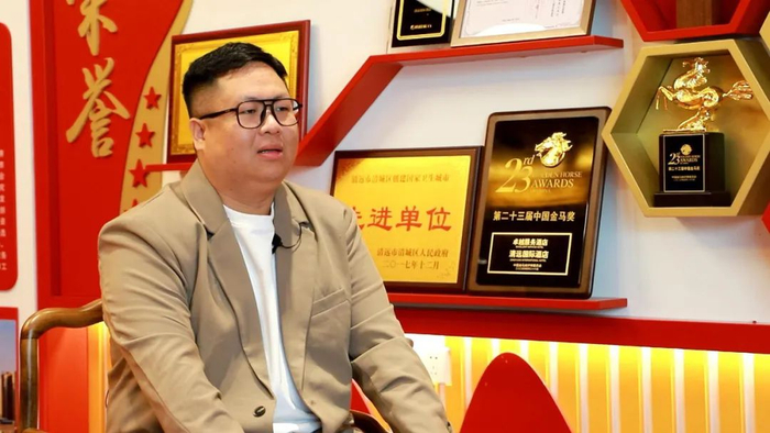 2015年,在国外求学长达十年的何鸿锦毕业回国,开始了在清远国际酒店的