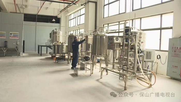 做咖啡豆的烘焙和一系列的延伸烘焙的研磨粉,通过全自动的咖啡烘焙机
