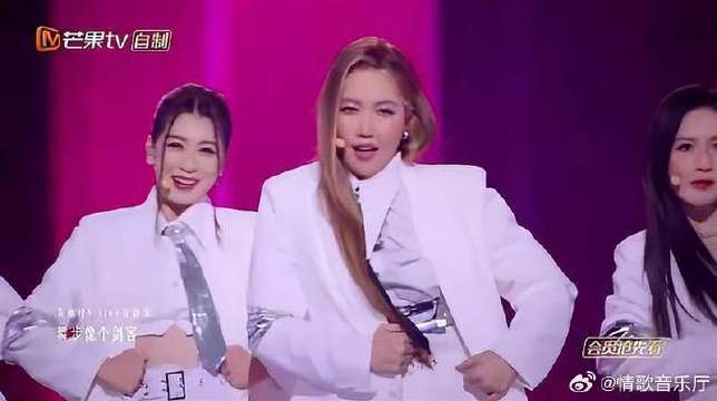 谢娜贾静雯组决赛舞台《why oh why》,白色西装帅呆了!