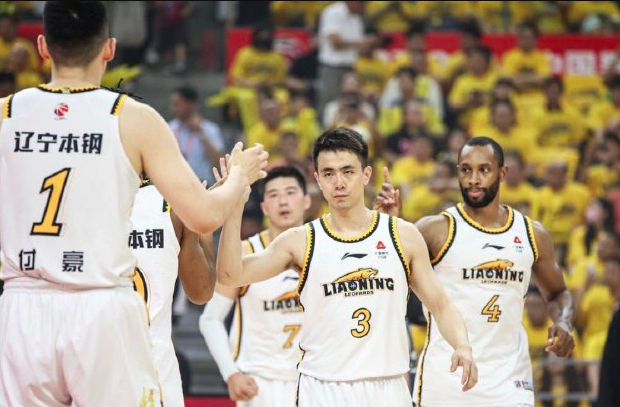 辽宁2-2拒绝出局,全队开心庆祝!杨鸣回击杜锋,郭艾伦乐开花