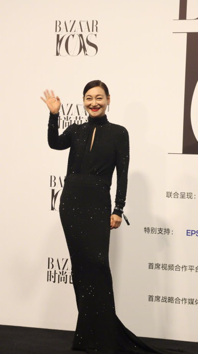 惠英红登上红毯,一身黑更显气场