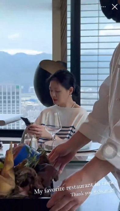 网友台北偶遇大s具俊晔,两人甜蜜牵手散步的背影