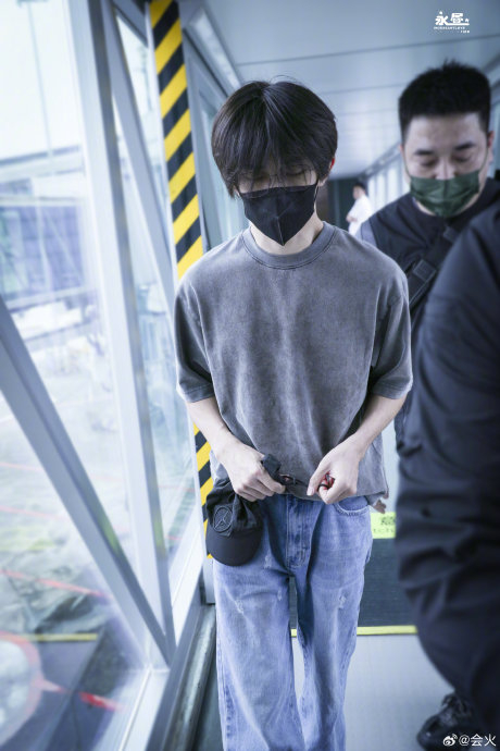 看得出易烊千玺真的很喜欢这条裤子