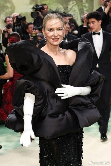 naomi watts身着 balenciaga 定制礼服以黑天鹅为灵感出席 2024 年