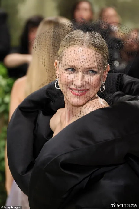 naomi watts身着 balenciaga 定制礼服以黑天鹅为灵感出席 2024 年