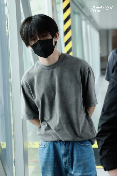 易烊千玺出发时尚芭莎年度派对9615 灰色短袖牛仔裤溢出屏幕的