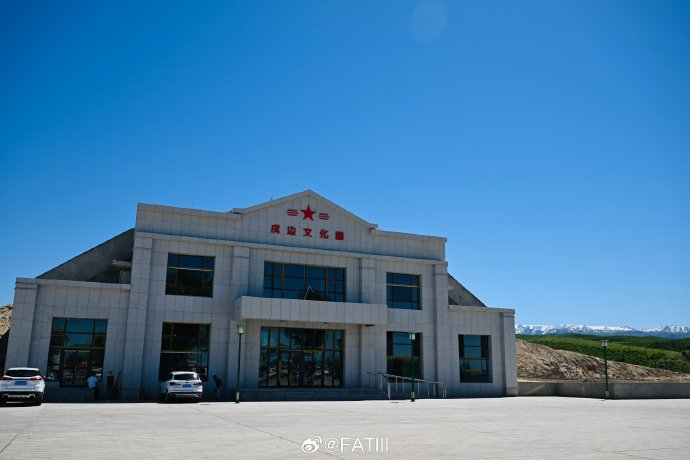 开车一百多公里,从塔城来到了著名的小白杨哨所