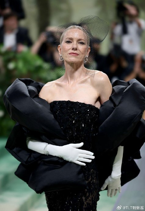 naomi watts身着 balenciaga 定制礼服以黑天鹅为灵感出席 2024 年