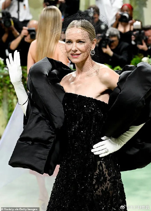 naomi watts身着 balenciaga 定制礼服以黑天鹅为灵感出席 2024 年