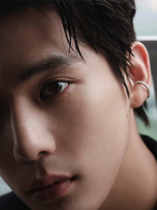 王安宇成都营业照释出,一身black,硬汉帅气!