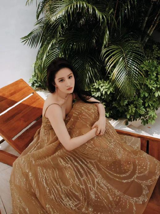 刘亦菲身穿金色亮片薄纱吊带裙!|刘亦菲_新浪新闻