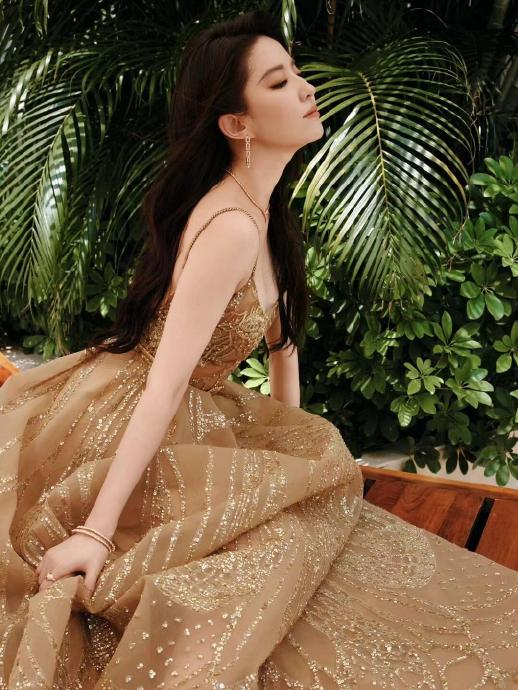刘亦菲身穿金色亮片薄纱吊带裙!|刘亦菲_新浪新闻