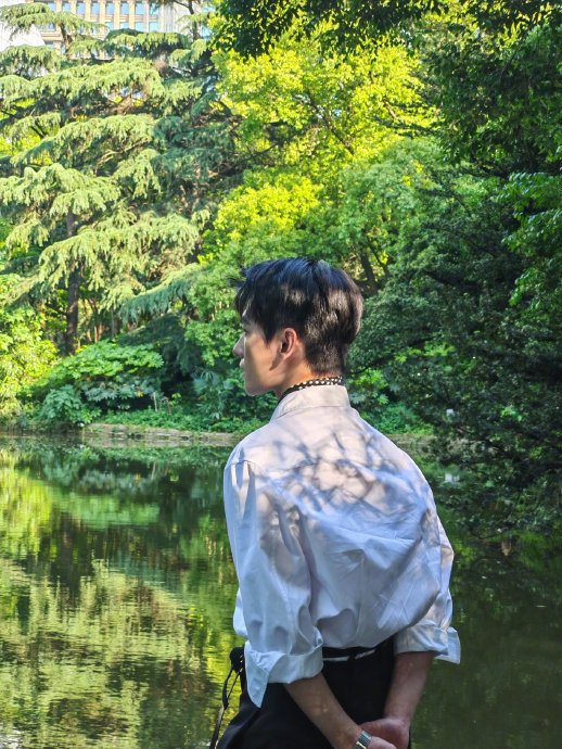 杨洋最新背影照,介刘海是不是炸啦哈哈哈