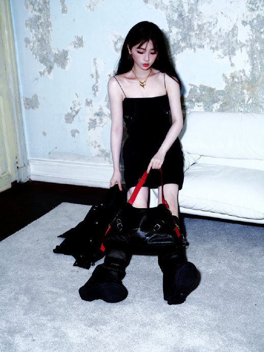 虞书欣 黑色吊带辣妹 长筒靴搭配包包 真的很爱啊