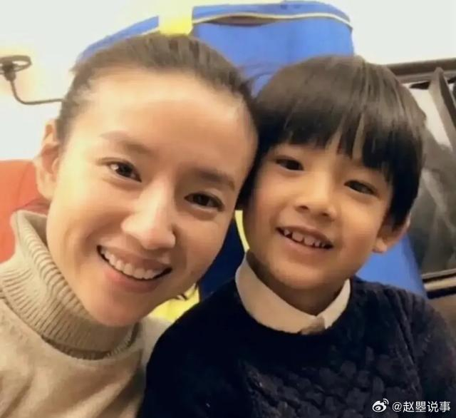 董洁与15岁儿子顶顶的杂志大片曝光