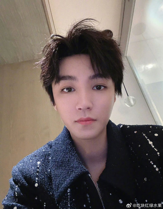 来看王俊凯最新自拍 有被帅到吗