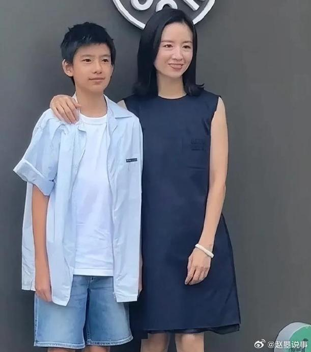董洁与15岁儿子顶顶的杂志大片曝光