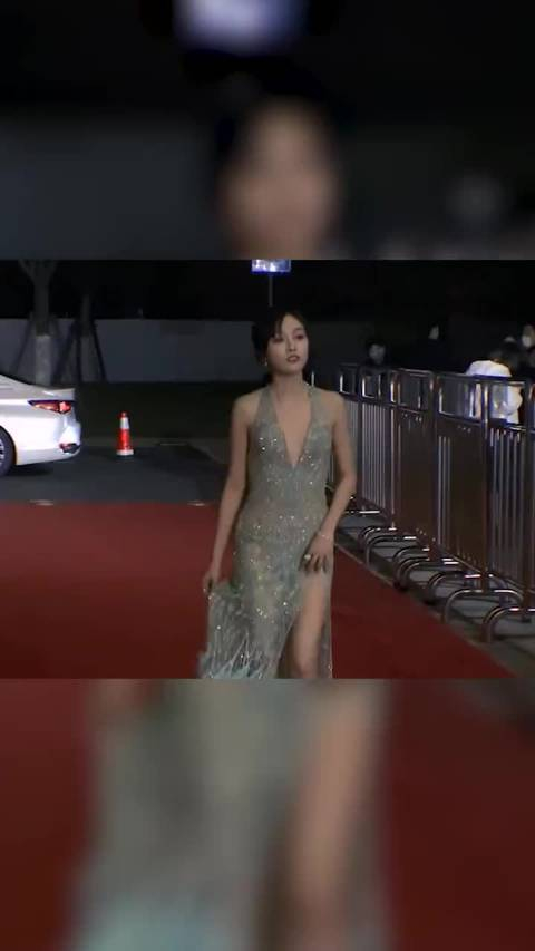 吴宣仪青鸟造型亮相mahb时尚先生盛典