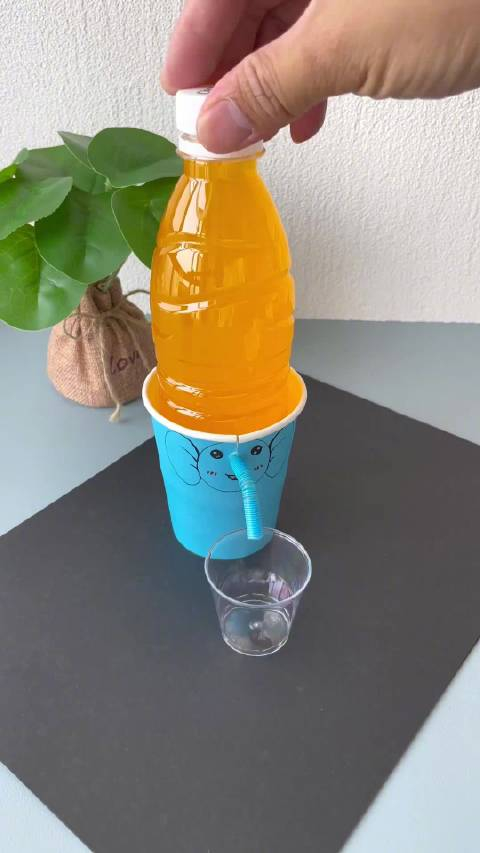 有趣的手工:用瓶子做的小饮水机