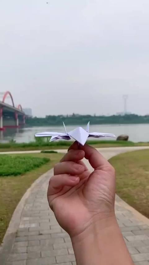 这样用纸折叠的纸飞机,不仅飞得远,而且还超酷! 码了教给孩子们