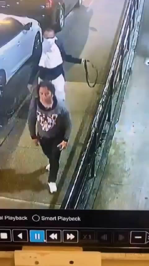 近日,美国纽约,一名非裔男子从背后袭击一名女子