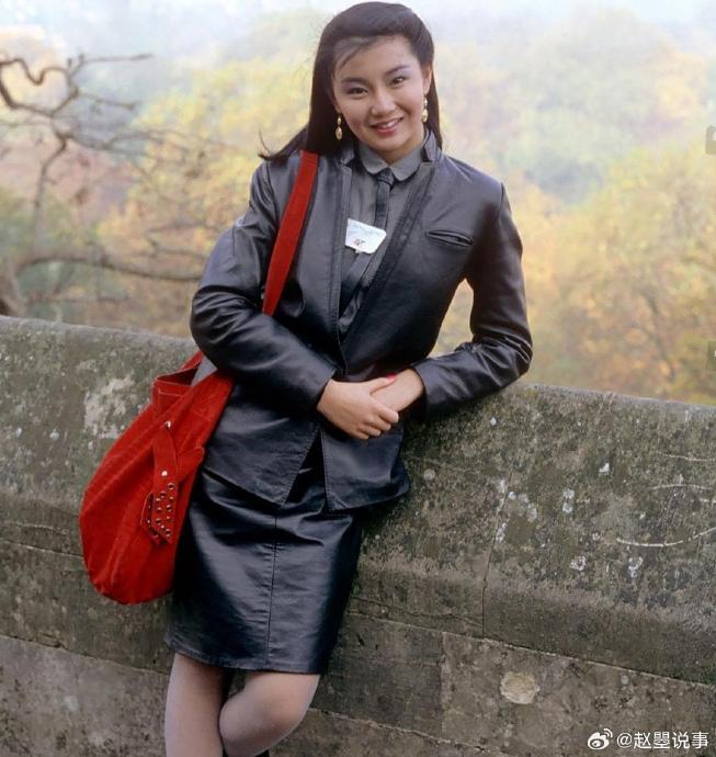 1983年,张曼玉在香港小姐选美比赛中获得亚军后留影