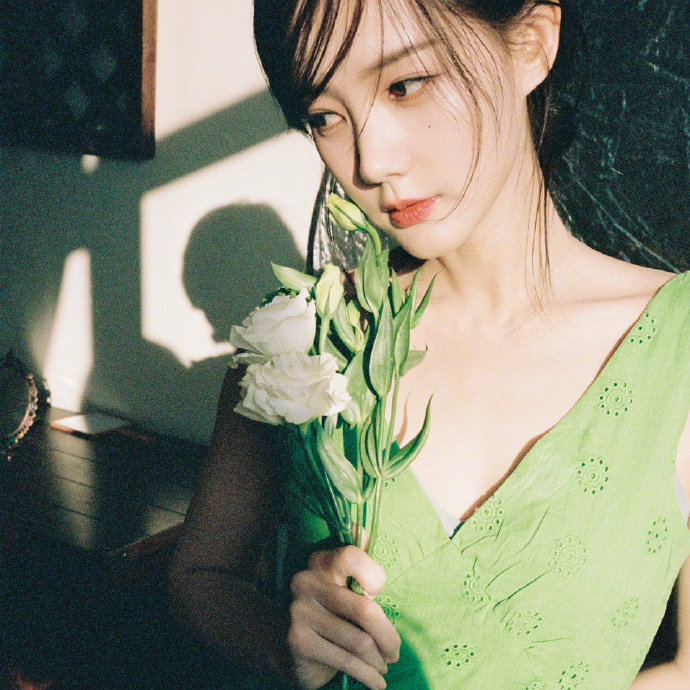 李一桐居家写真!谁懂这个绿裙真的好好看啊!