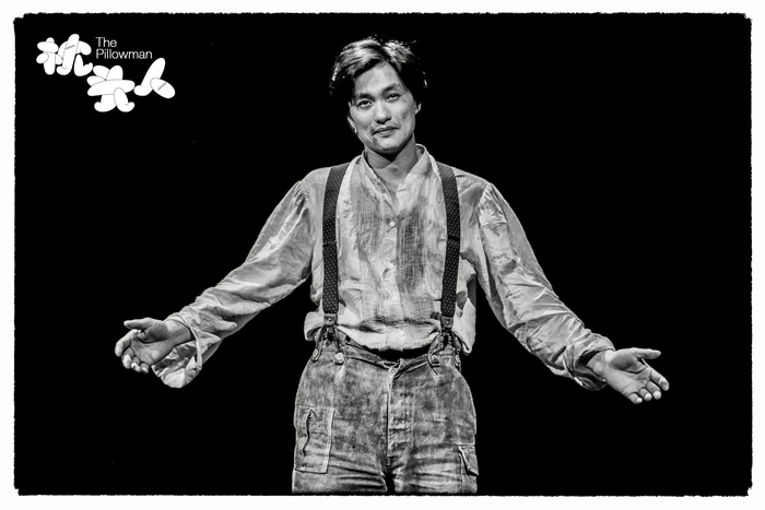 周一围化身"暗黑童话作家",话剧《枕头人》成都连演三场