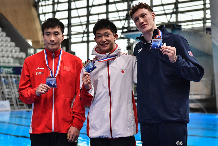 曹缘（左）出现失误，遗憾摘银。