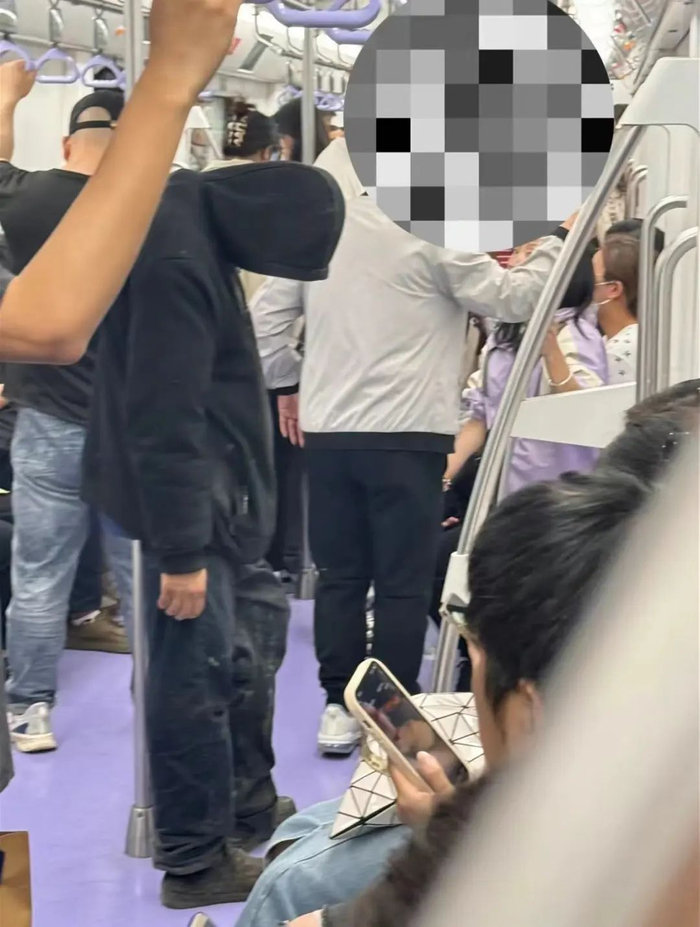西安多趟地铁出现同一"神秘黑衣男"!官方回应