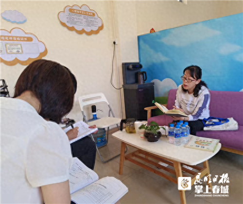 昆明重工中学邓琼和颜荣2位老师分别展示了研讨课.