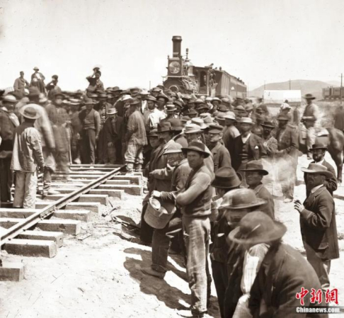 1869年5月，中央太平洋公司主管詹姆斯·斯特罗布里奇邀请八位华工到他的车厢参加庆功宴会。江门市博物馆供图