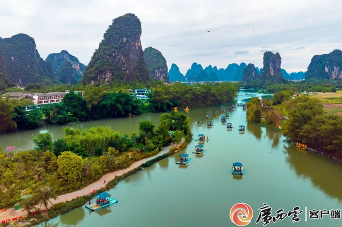 “五一”期间，不少游客来到桂林阳朔县，通过坐竹筏等方式饱览山水风光。刘峥 摄